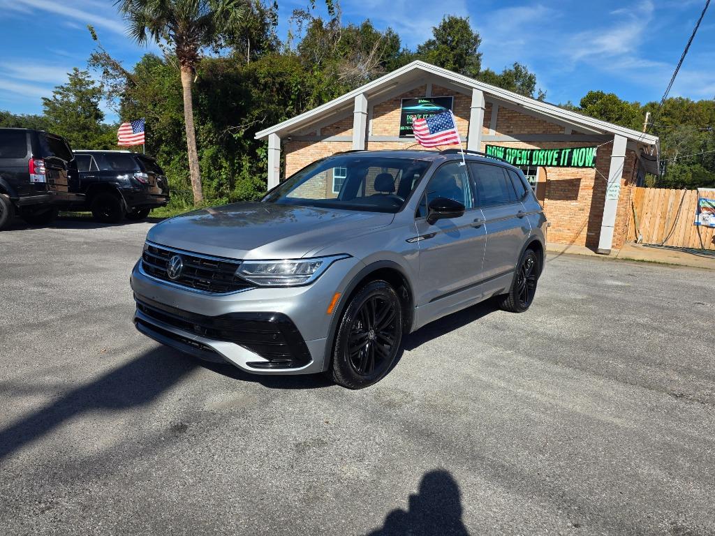 2022 Volkswagen Tiguan SE R-LINE BLACK's photo