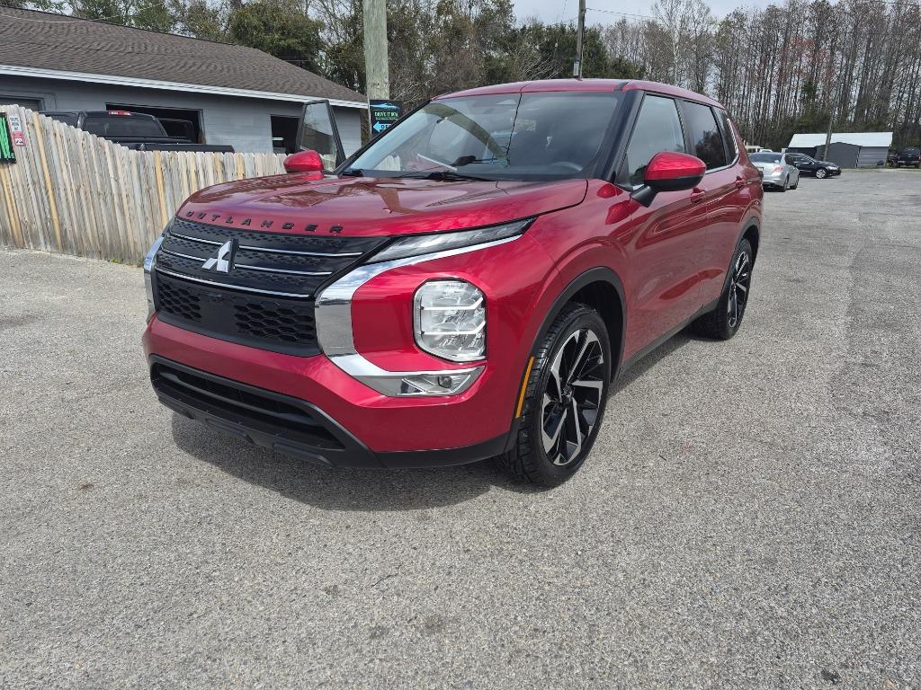 2022 Mitsubishi Outlander ES FWD's photo